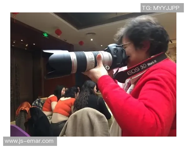 阿姨踢足球的精彩瞬间与温馨故事分享